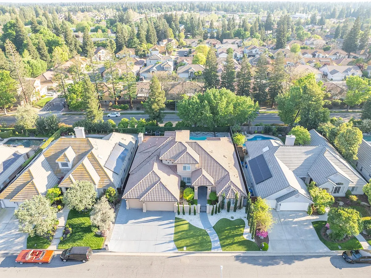 Building Photo - 1103 E Newhall Dr