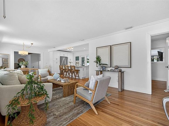 2nd image of 976 Narcissus Ave