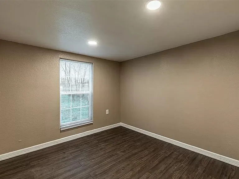 2837 Ross Ave — Photo 4