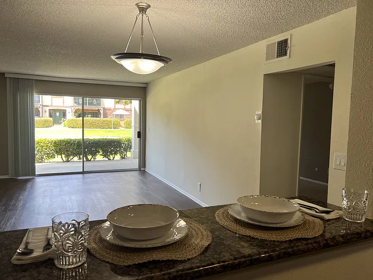 Versailles on the Lake Apartments — Photo 110