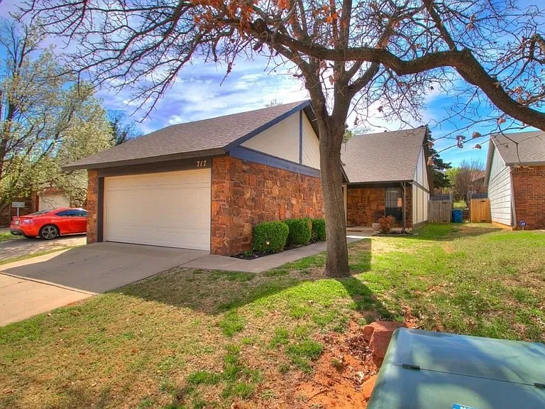 717 Rockridge Cir — Photo 1