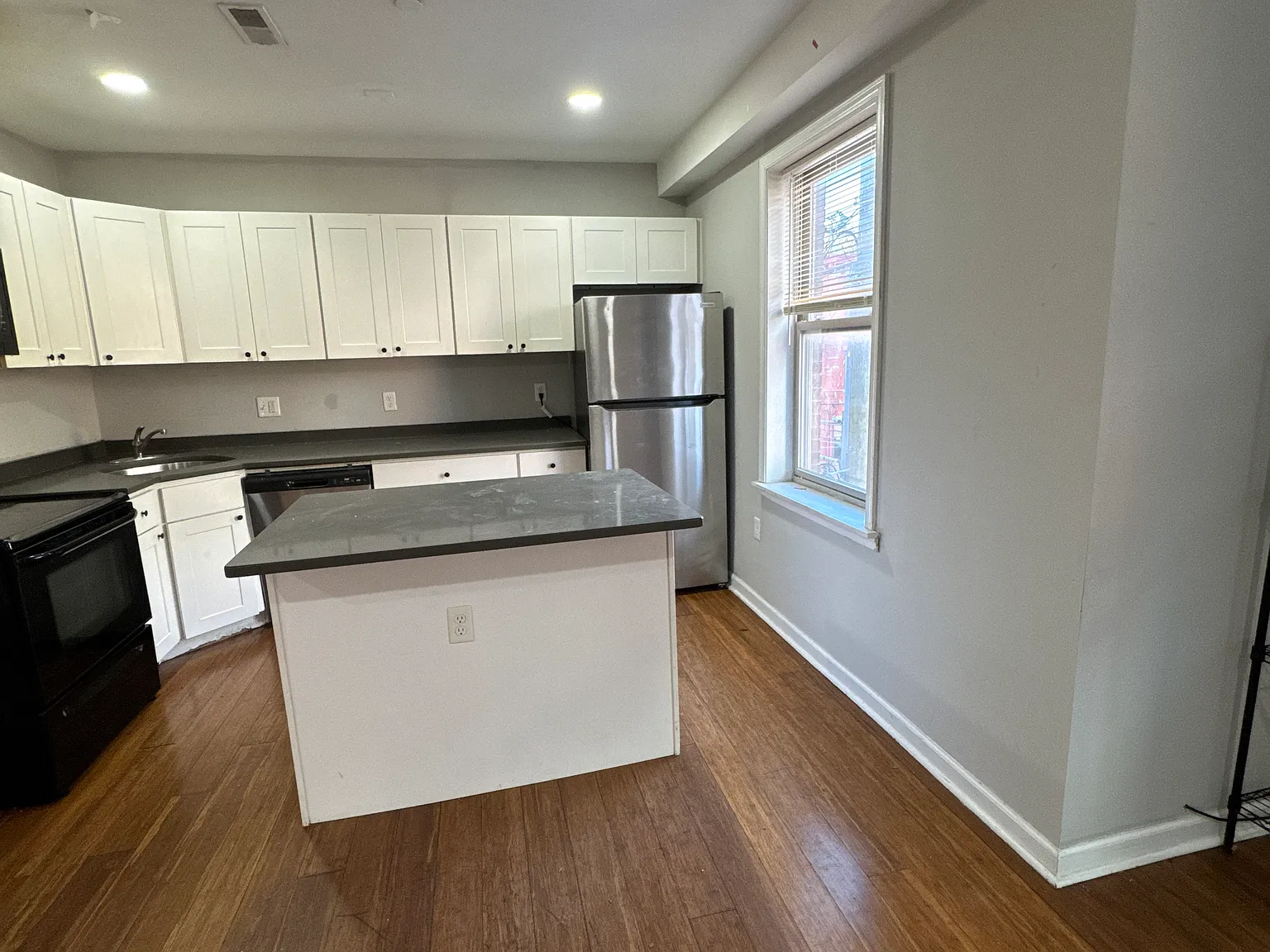 4 bed, 2.5 bath, 1500 sqft, $2,700 — Photo 4