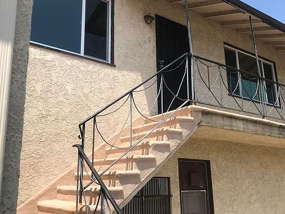 2nd image of 5841 Camellia Ave #1/4