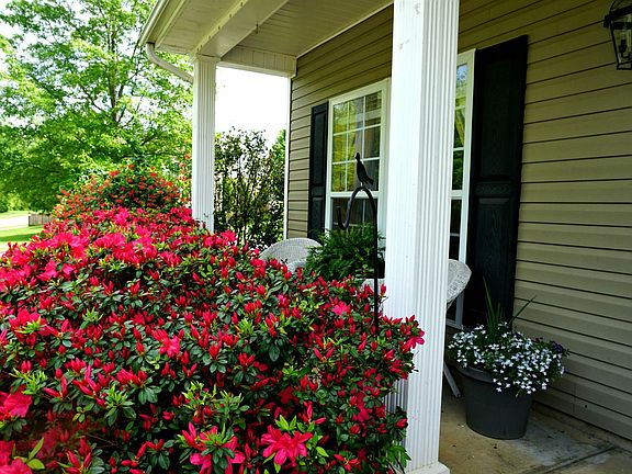 A pretty front porch to welcome guests