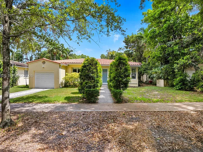 829 Medina Ave — Photo 16