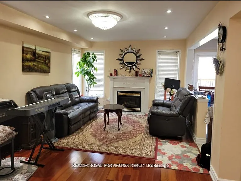 110 Seasons Dr #MAIN — Photo 3