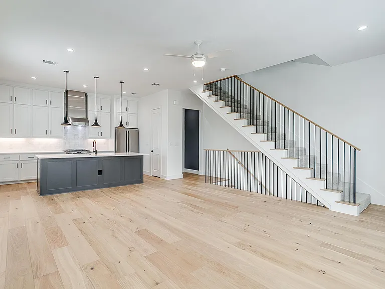 131 Thornton St — Photo 1