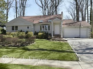 9 Station Rd, Great Neck, NY 11023