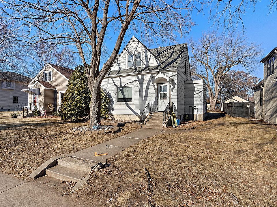 1st image of 210 Richmond St W