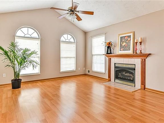 5th image of 104 Carriage Dr