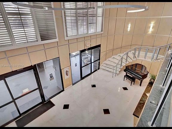 3rd image of 6770 Indian Creek Dr APT 4R