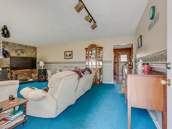 5th image of 519 Carnation Ln