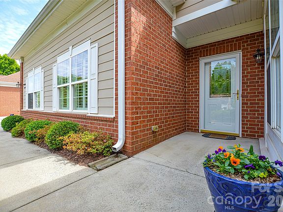 4th image of 2249 N Castle Ct