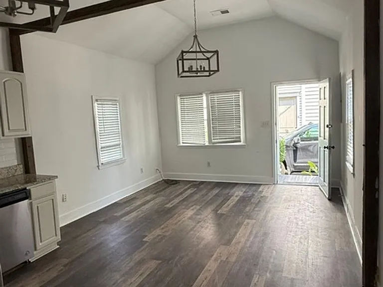 Awesome Three Bedroom One Bath Home - Downtown Charleston - Excellent Location! — Photo 15
