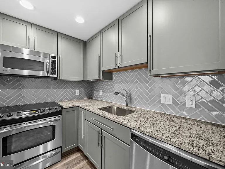1020 N Highland St #907 — Photo 10