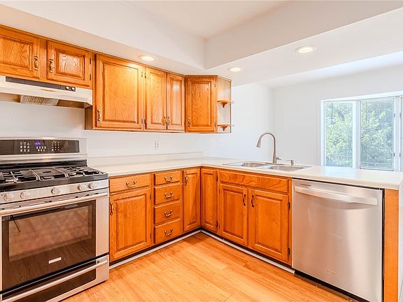 3rd image of 45 Manorfield Cir