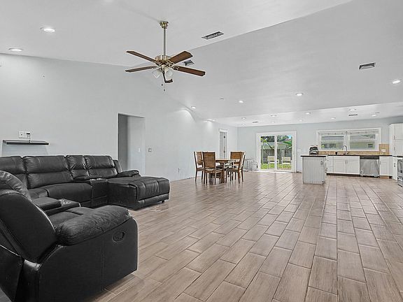3rd image of 426 SW SEAFLOWER Terrace