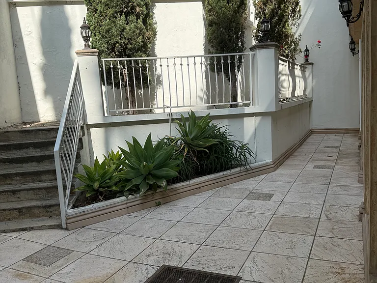 2618 N Vermont Ave — Photo 14