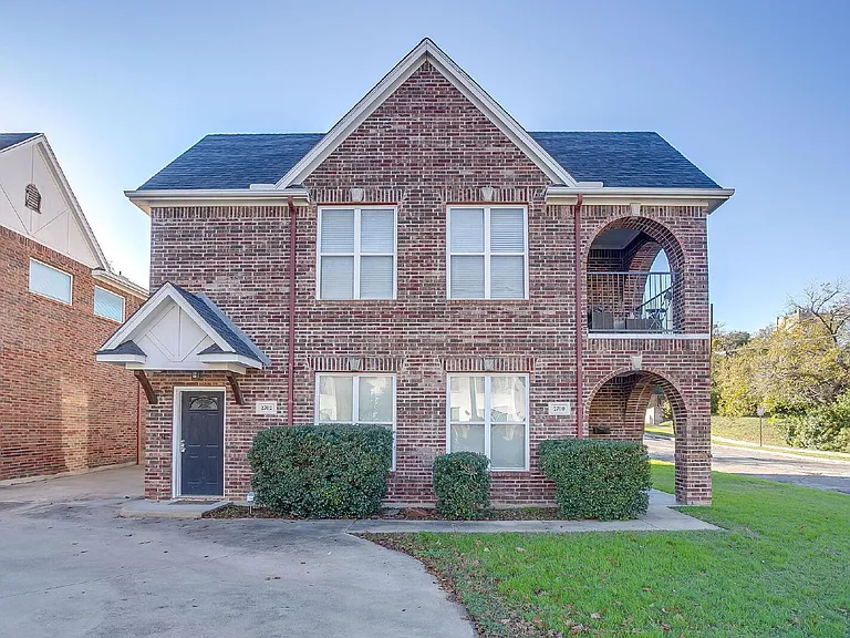2700 McCart Ave — Photo 1