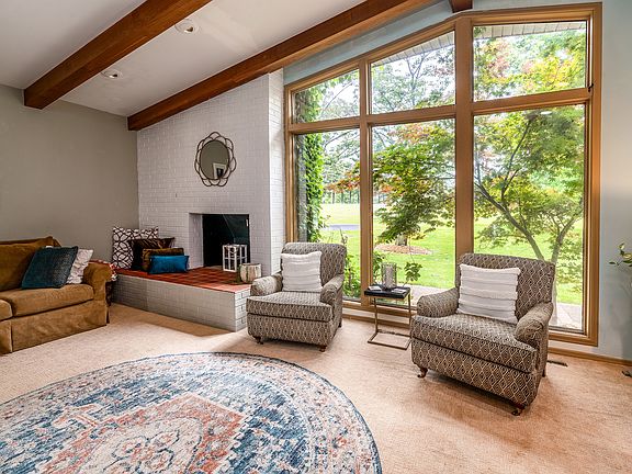 5th image of 325 Country Club Ln