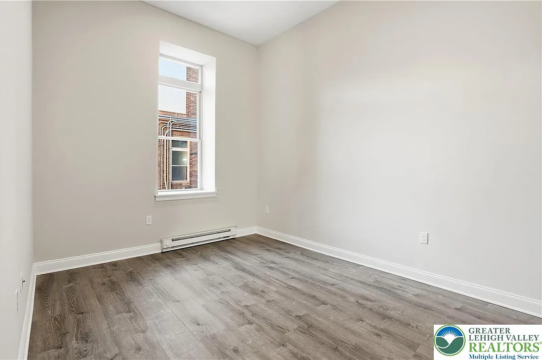2 bed, 1000 sqft, $1,550 — Photo 4