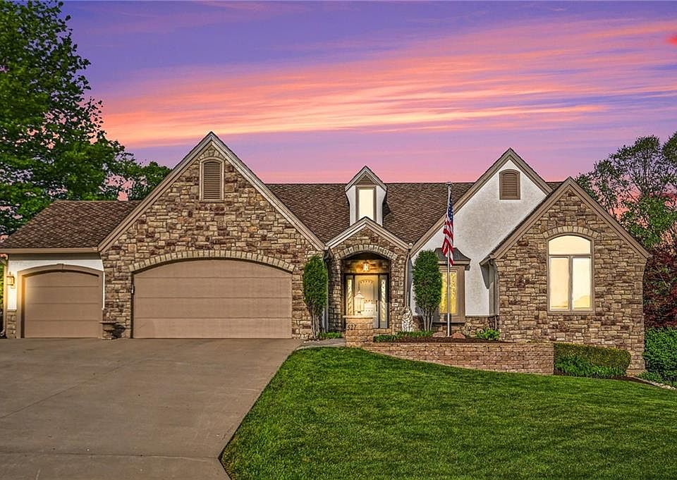 1st image of 527 Canyon Dr