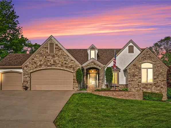 527 Canyon Dr, Lawrence, KS 66049