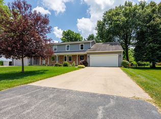 8626 Oakmont Rd, Bloomington, IL 61705