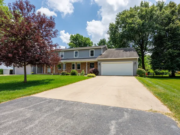 8626 Oakmont Rd, Bloomington, IL 61705