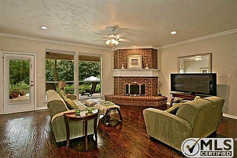 2nd image of 909 Hidden Oaks Ct