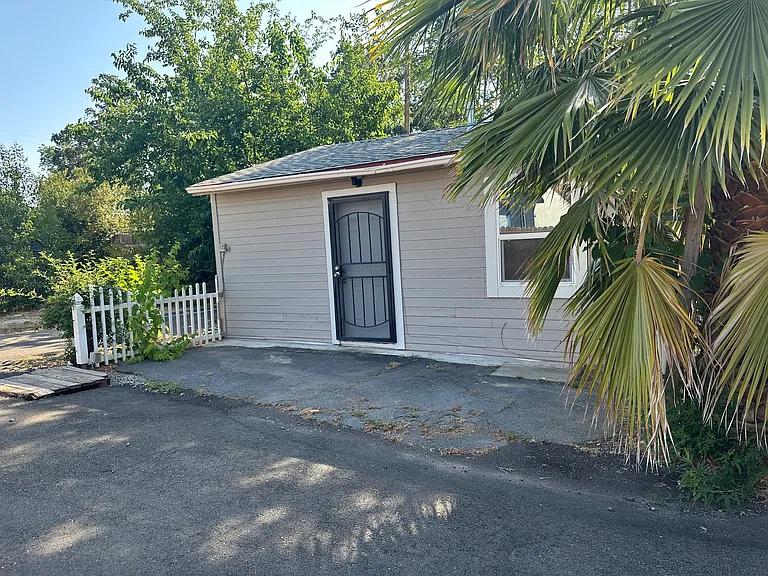 1216 Los Robles Blvd — Photo 2