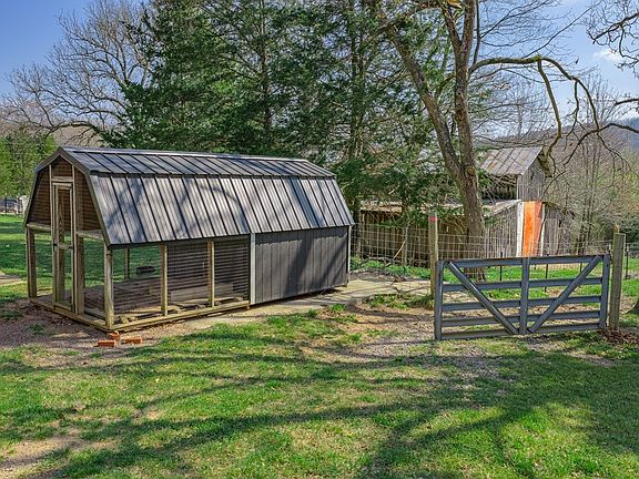 4th image of 20096 Hidden Valley Rd