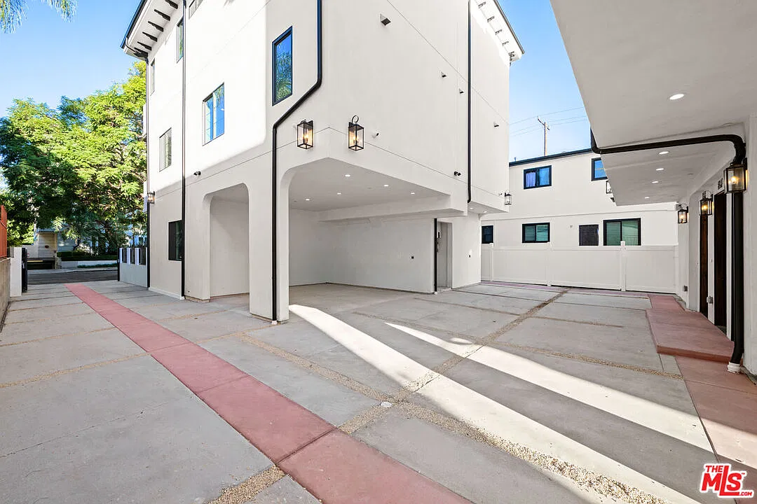 3 bed, 3.5 bath, 1600 sqft, $5,495 — Photo 2