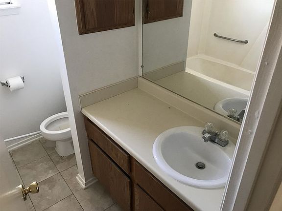 3rd image of 1002 Autumn Cir APT A