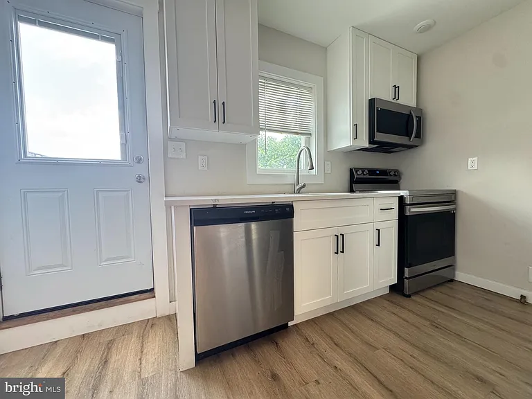 255 S 44th St #4 — Photo 11