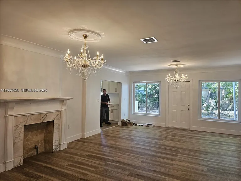 1915 Normandy Dr — Photo 3