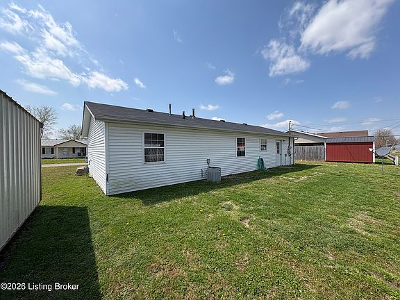 4th image of 104 Carolyn Ln