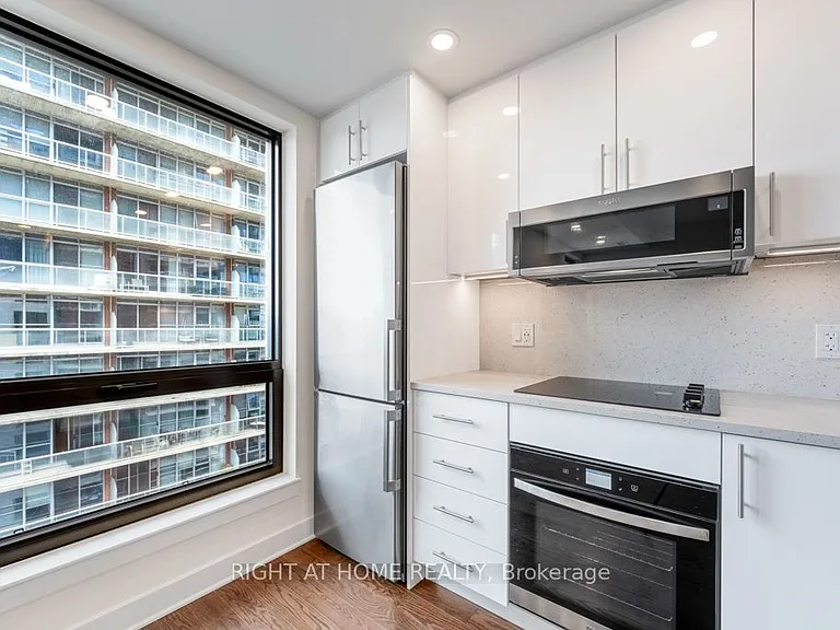 180 George St #1403 — Photo 11