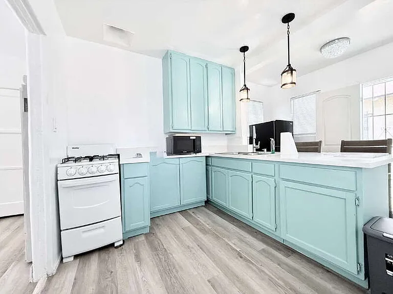 6914 1/2 S Main St — Photo 10