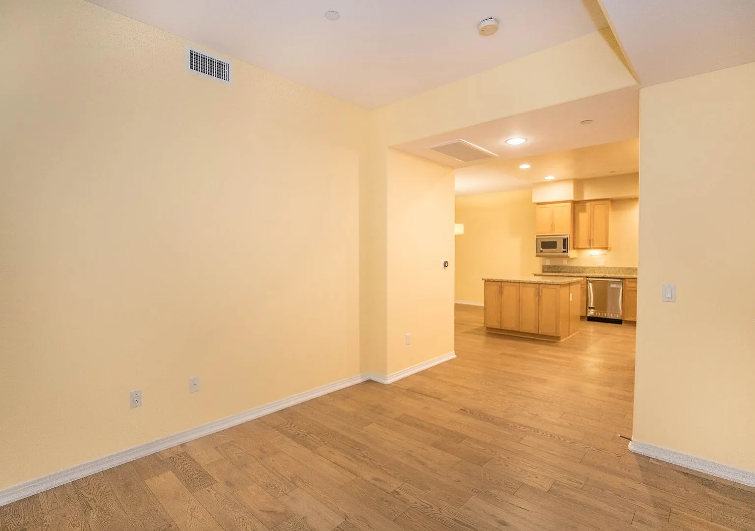 Luxury Living Marina Del Rey! 1+1.5 & Den! — Photo 3