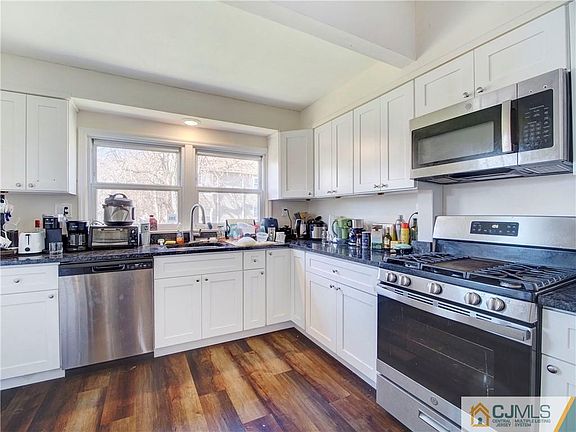 4th image of 25 Courtland St