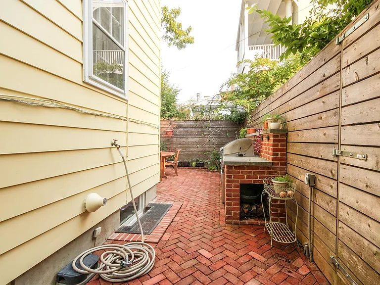 818 C St SE — Photo 21