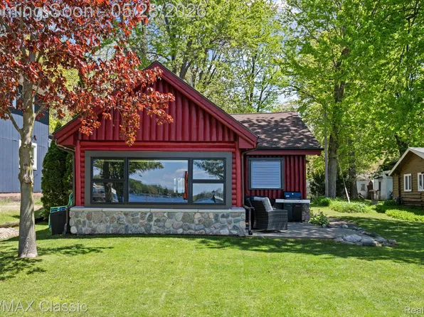 10584 Bob White Beach Blvd, Whitmore Lake, MI 48189