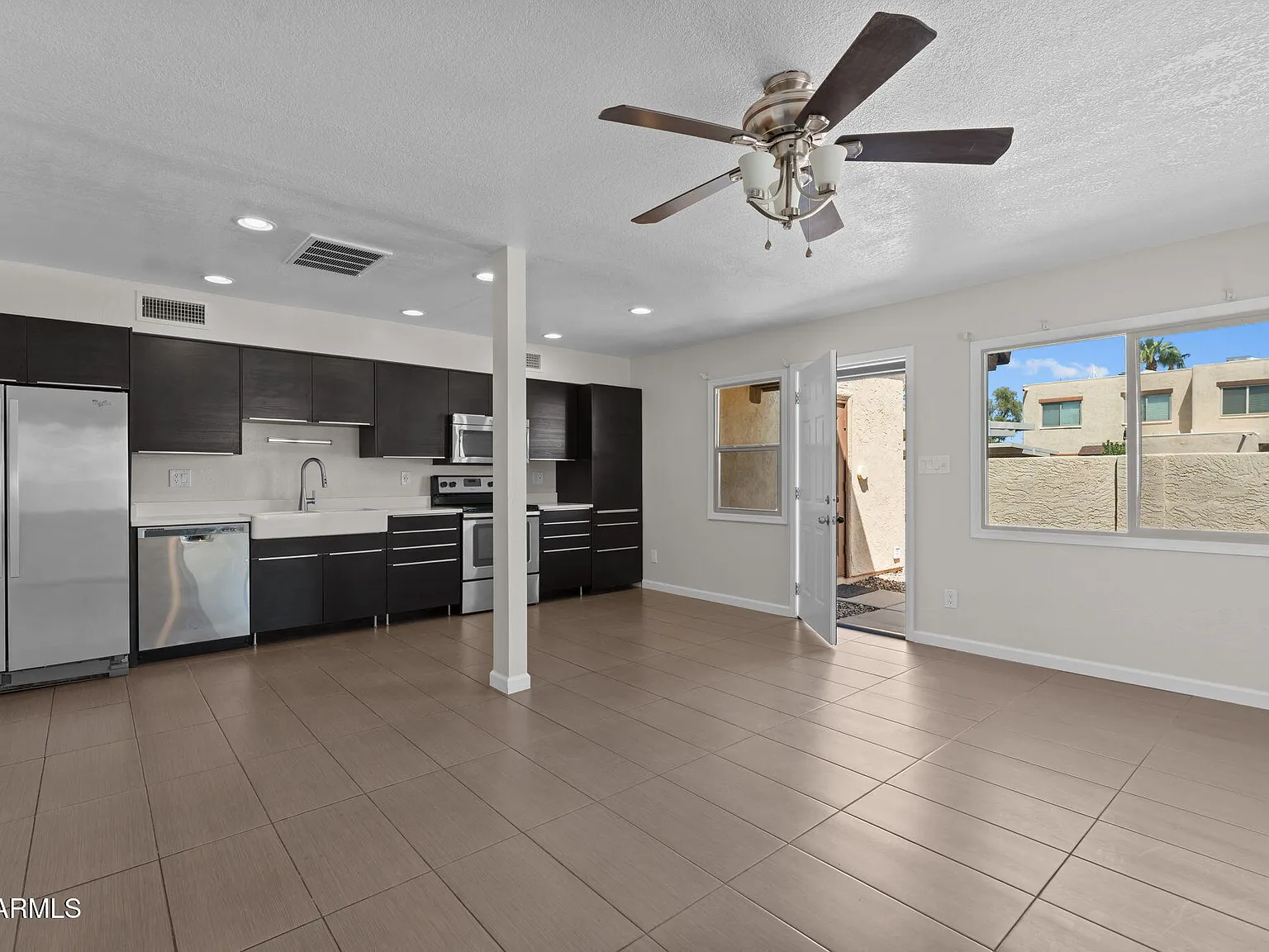 2 bed, 1.5 bath, 904 sqft, $1,900 — Photo 2