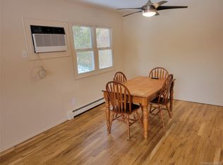 71 Cayuga Ave, South Setauket, NY 11720