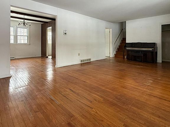 3rd image of 2344 Oakfield Rd