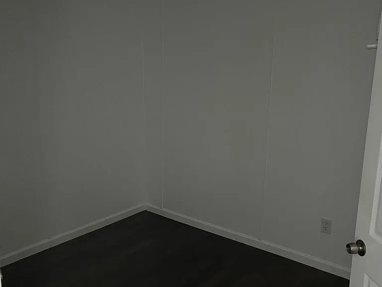 527 W 8th St — Photo 9
