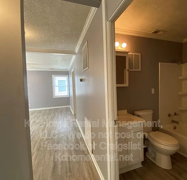 704 NE 45th Ter — Photo 20