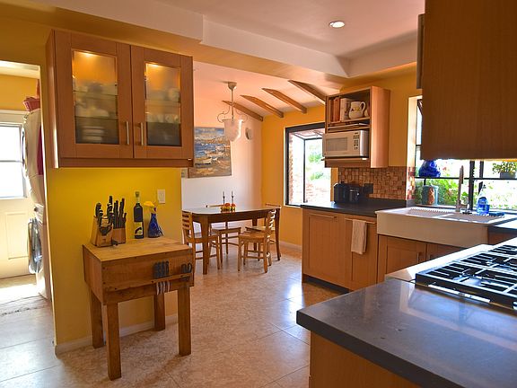 Goregeous custom Kitchen w,breakfast area