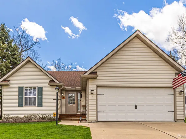 790 1st St, Fenton, MI 48430